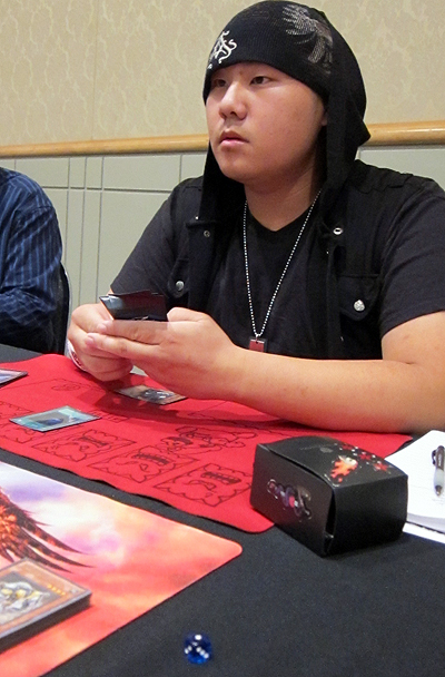 Moua's Monster Reborn lets him snag Joy's Scrap Dragon and a Duel 1 win!