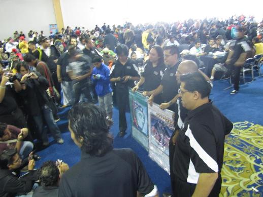 Look at everyone waiting to take a picture of the two GIANT CARDS!!.