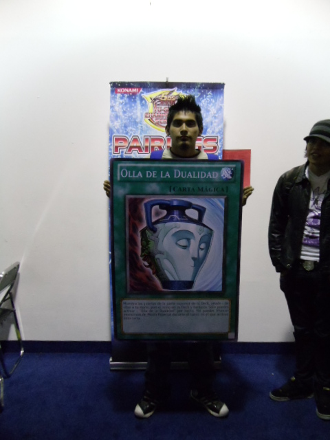 Roy Danilo is the winner of ATTACK OF THE GIANT CARD!! with his Blackwing Deck.  He took a good few minutes trying to decide between Olla De La Dualidad and Dragon De Chatarra, but finally settled on  the Spanish version of Pot of Duality!!